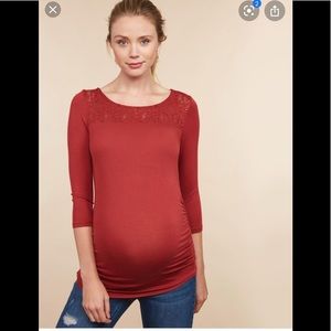 LACE TRIM RUCHED MATERNITY SHIRT